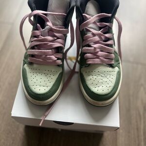 Women Air Jordan 1s women’s size 5 . In good condition original box is included